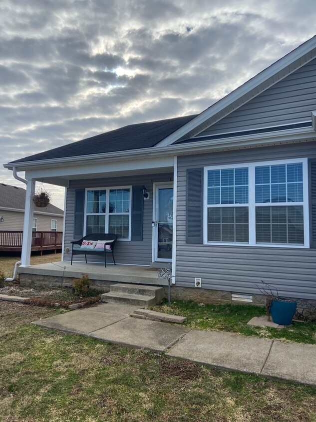 Primary Photo - 3 Bed/2 Bath Home with 2 Car Garage