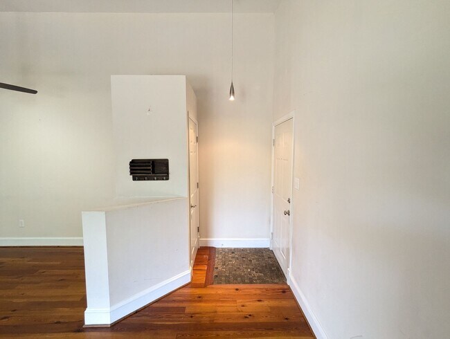Building Photo - Charming Condo in Jefferson ready for you ...
