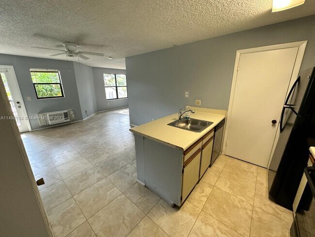 Foto del edificio - 4481 W McNab Rd