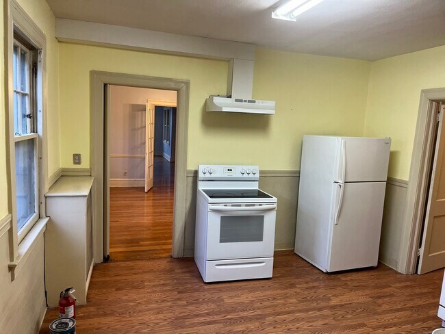 Building Photo - 52 Quaker Ln S