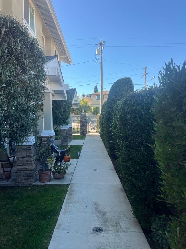Building Photo - Modern 2-Bed, 2.5-Bath Townhome in Gardena – Stylish Living with Spacious Comfort!