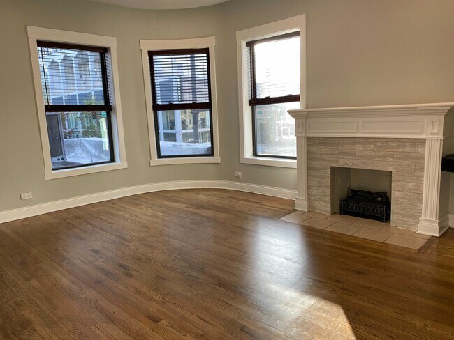 Building Photo - 856 W Montrose Ave