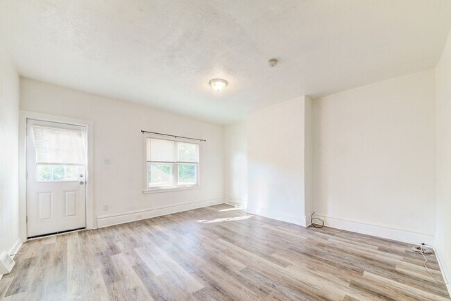 Building Photo - AVAILABLE JULY - 2 Bedroom Home in Mt. Was...