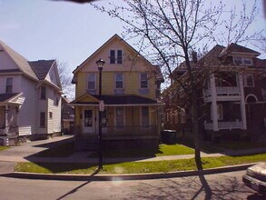 Building Photo - 486 S Goodman St