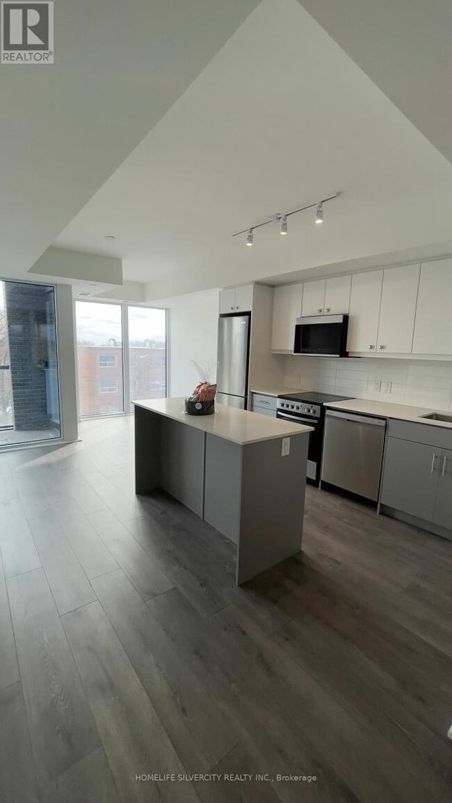 Building Photo - 2 Manderley Dr