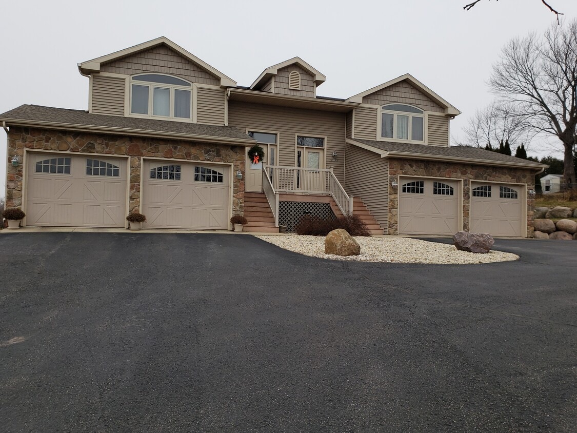 2019 Barber Dr Unit B, Stoughton, WI 53589 Condo for Rent in