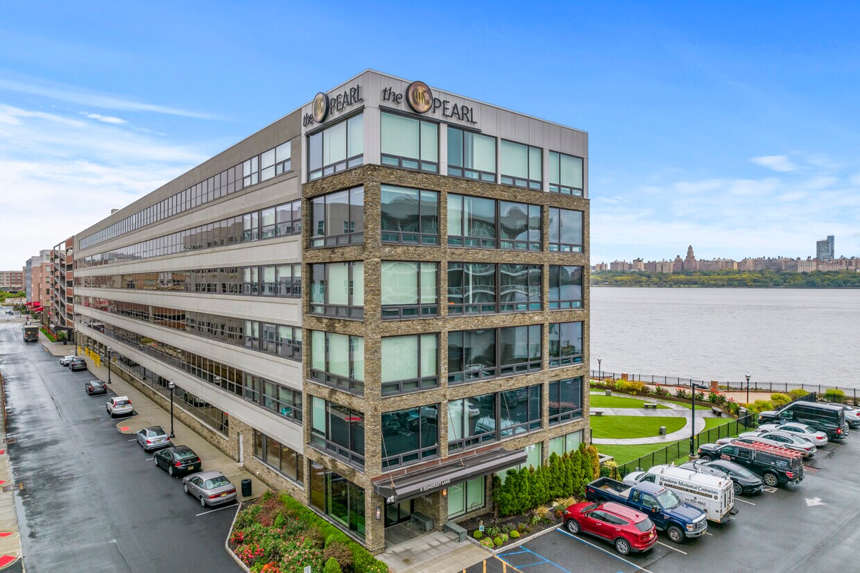 9 Somerset Ln Unit 412, Edgewater, NJ 07020 Condo for Rent in