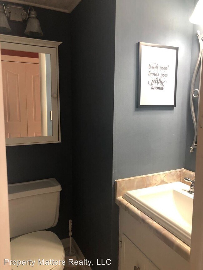 Building Photo - 2 br, 1.5 bath House - 1032 Surry Lane