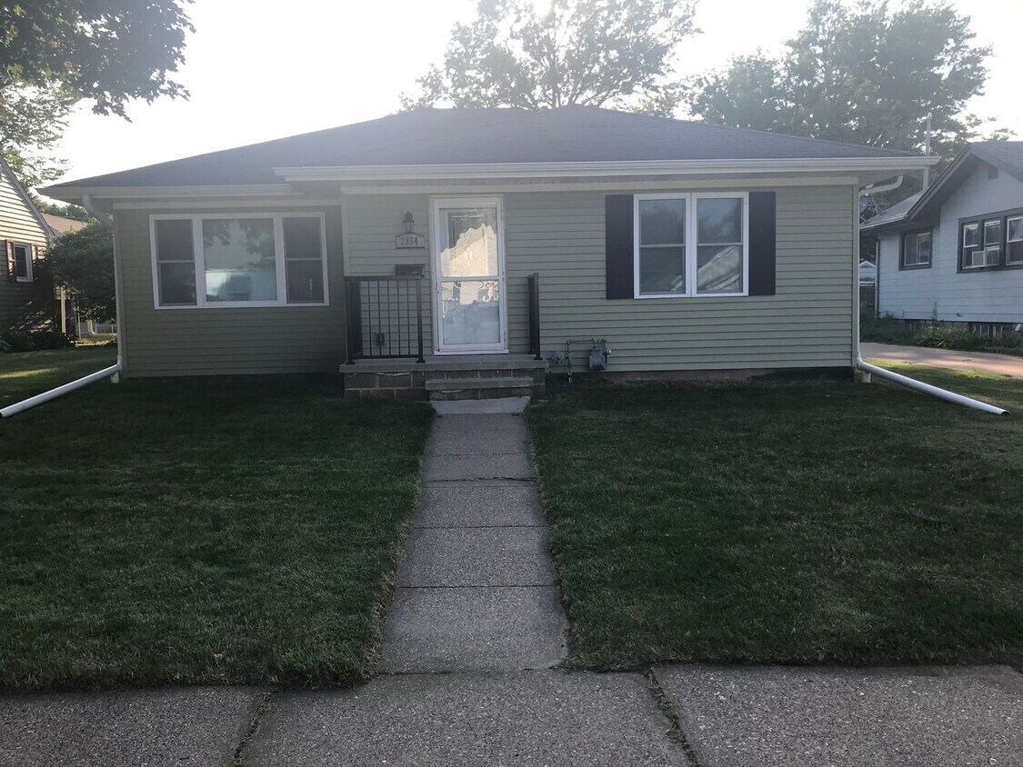 Foto principal - 2 Bedroom, 2 Bath Single Family Home in Cl...