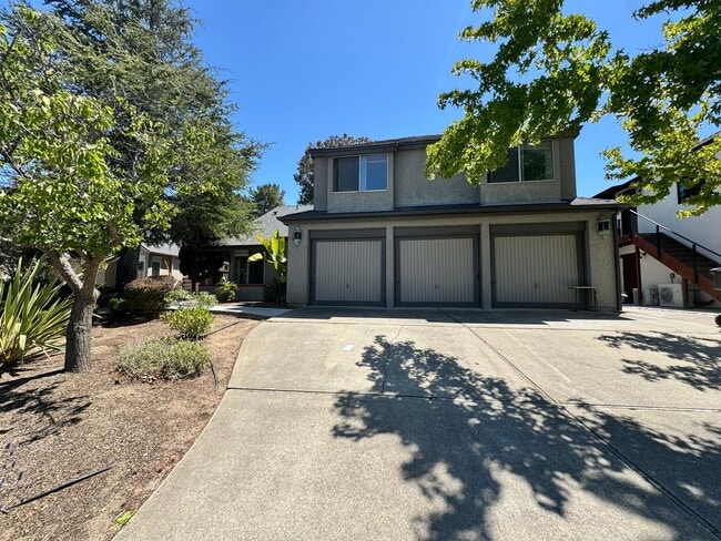 Building Photo - Spacious Home on Cul-de-sac by Laguna Lake...