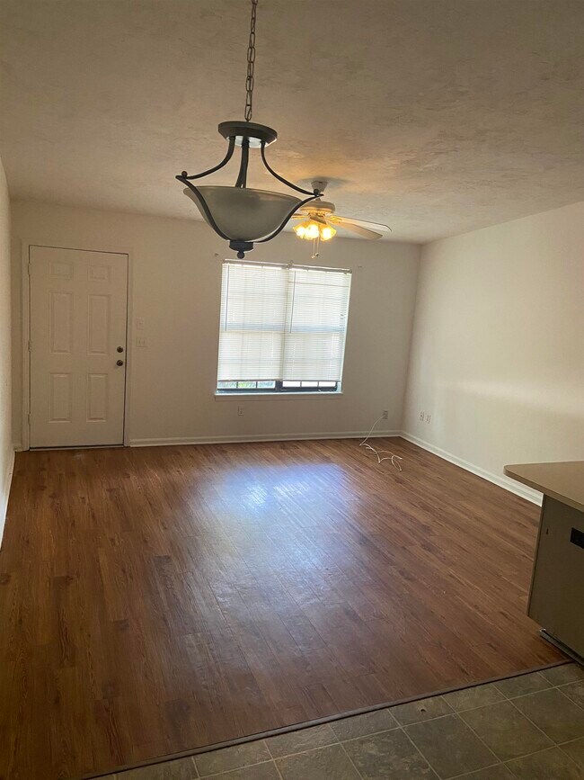 Foto del edificio - 214 White Dr