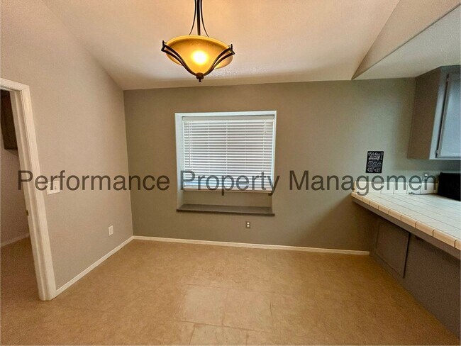 Building Photo - Charming 3 Bed/2 Bath Home in SW Bakersfie...