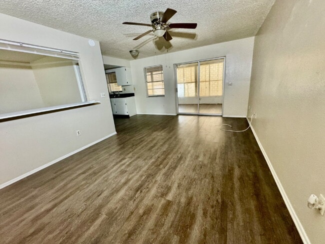 Building Photo - "Charming 2-Bed, 2-Bath Retreat in Palm Ha...