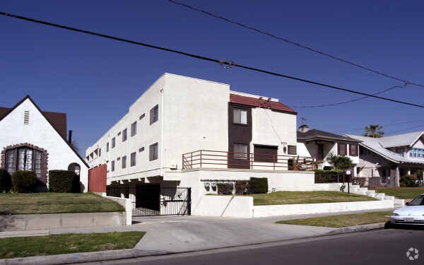Building Photo - 209 W Grand Ave