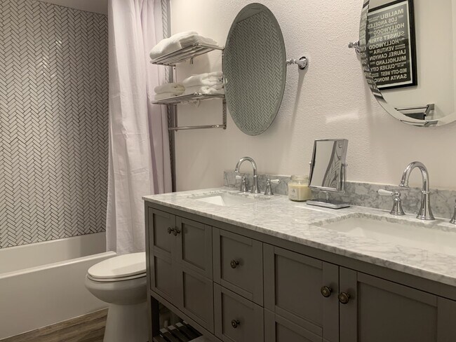 Baño - 8124 Marina Pacifica Dr N