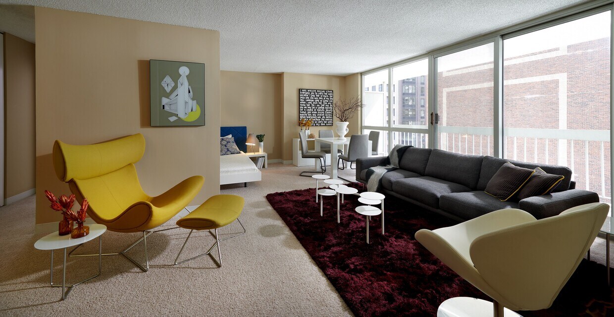 Primary Photo - 10 E Chicago Ave
