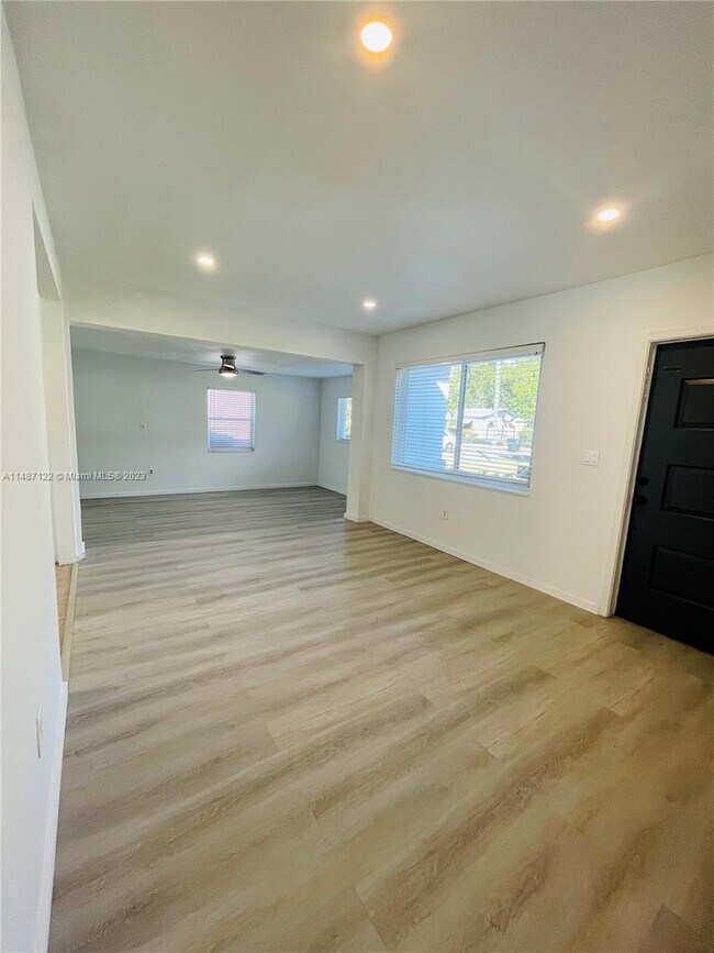 Foto del edificio - 1150 NE 132nd St