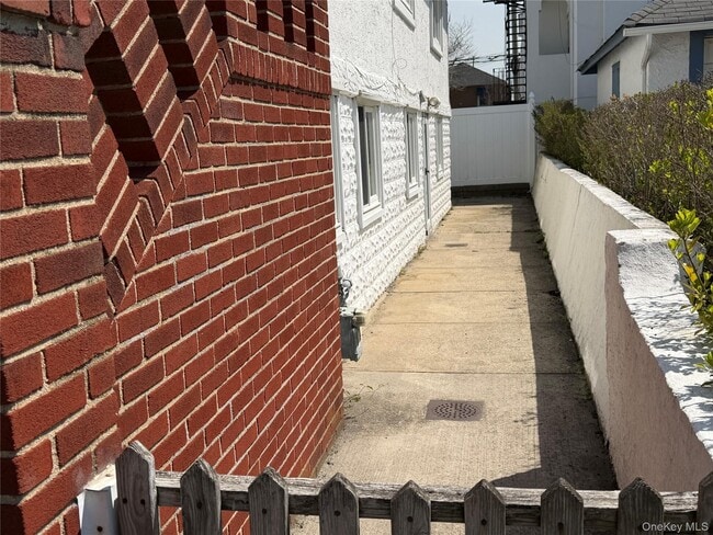 Building Photo - 40 Oswego Ave