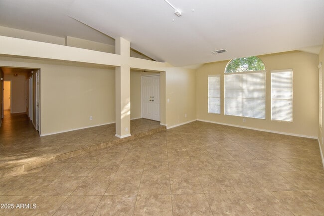 Foto del edificio - 1360 N Brentwood Pl