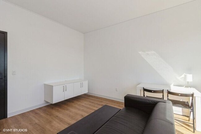 Foto del edificio - $1,750 | 1 Bedroom, 1 Bathroom Furnished A...