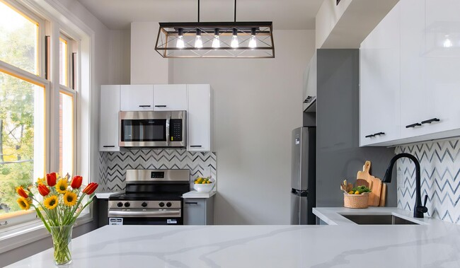 Building Photo - 52 Charlton Ave W