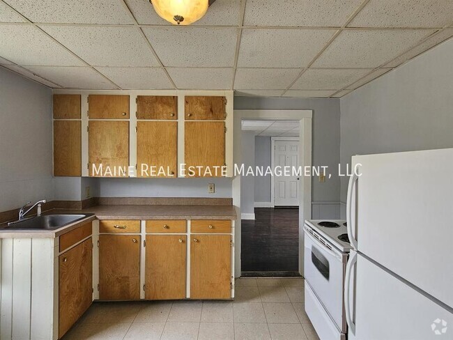 Building Photo - 64 Elm St