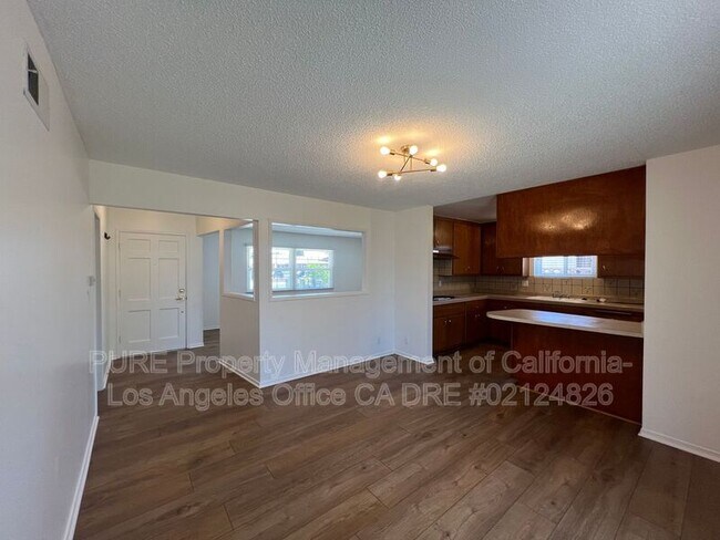 Foto del edificio - 19327 Reinhart Ave
