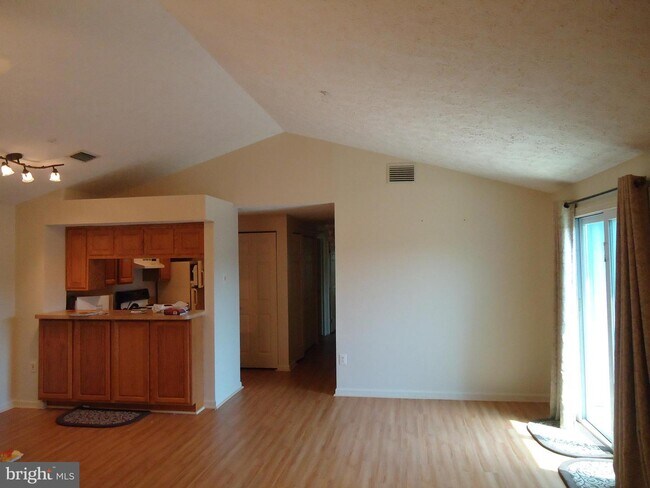 Building Photo - 205 Oak Leaf Cir