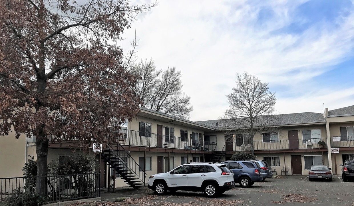 Building Photo - Alpine Apartments