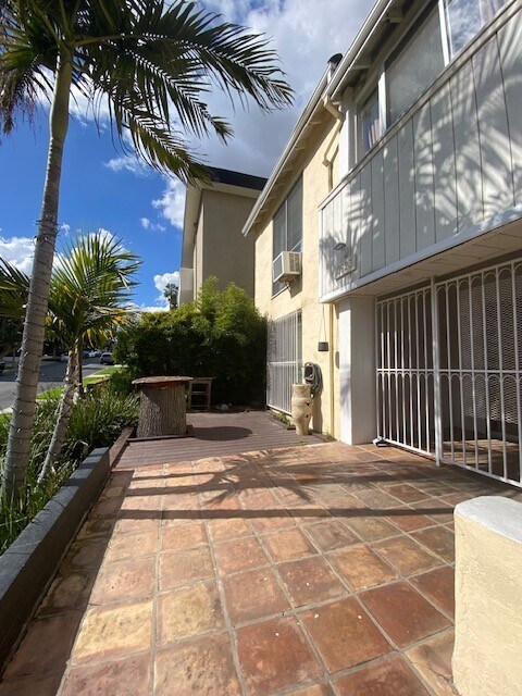Foto del edificio - 10623 Kinnard Ave