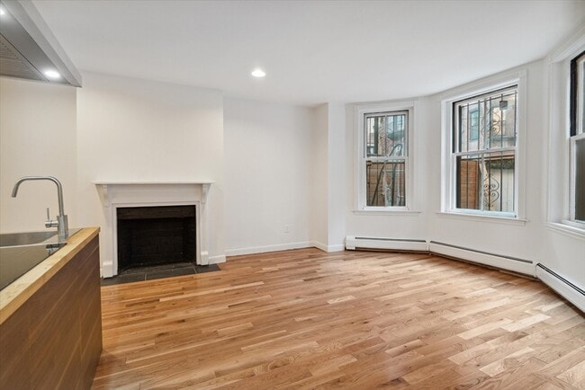 Building Photo - 432 Marlborough St