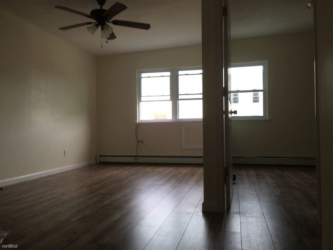 Foto del edificio - 1233 Putnam Ave