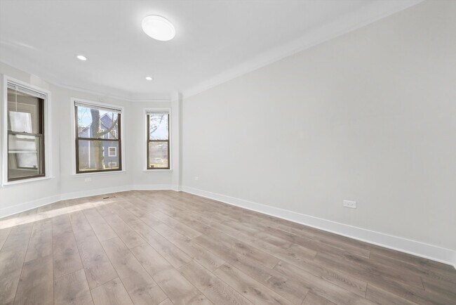 Building Photo - 7356 S Kenwood Ave
