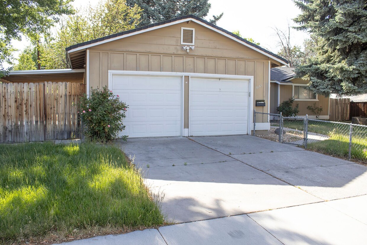 Primary Photo - 3 Bedroom 2 Bath 2-car garage Close to 580