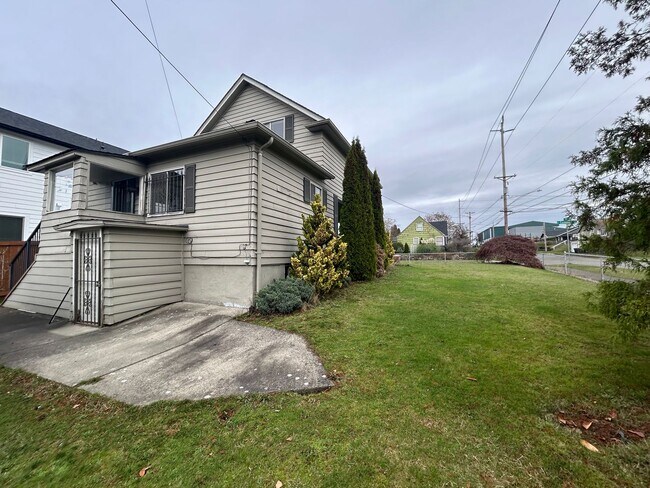 Foto del edificio - Great 3 bedroom 1.75 bath House in Tacoma with large backyard!