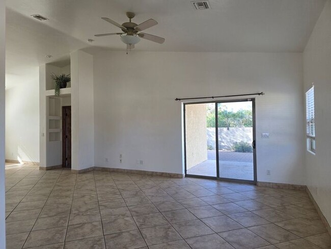 Building Photo - Beautiful East Side Home!!! Won't Last!! Must See!!