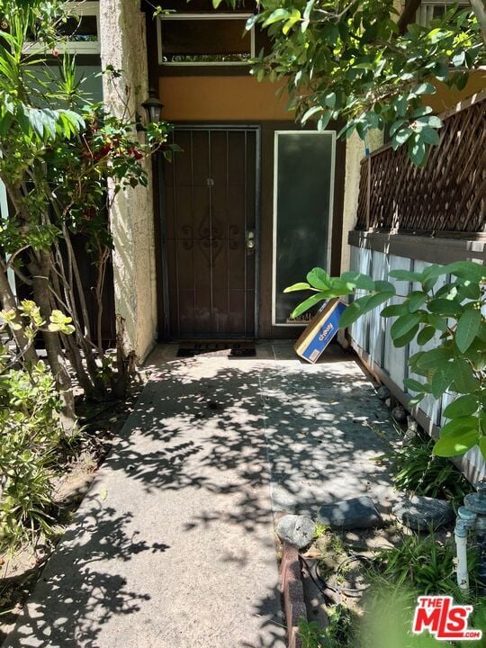Primary Photo - 13609 Valerio St