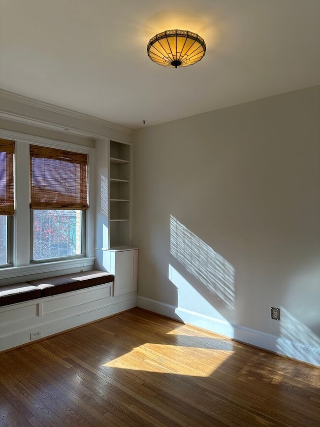 Building Photo - Historic Capitol Hill One Bedroom W/Open F...