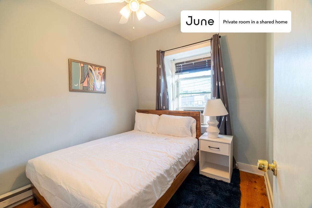 Private bedroom in 2 bed/1 bath Home - Private bedroom in 2 bed/1 bath Home