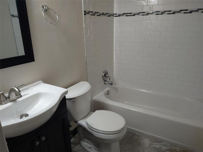 Foto del edificio - 118 E Hillcrest Ln