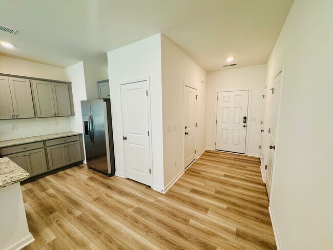 Foto del edificio - Beautiful New Construction; 3BR/2.5BA Town...