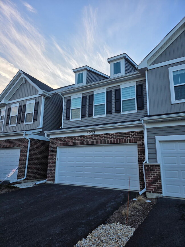 Building Photo - 5933 Hawkweed Dr