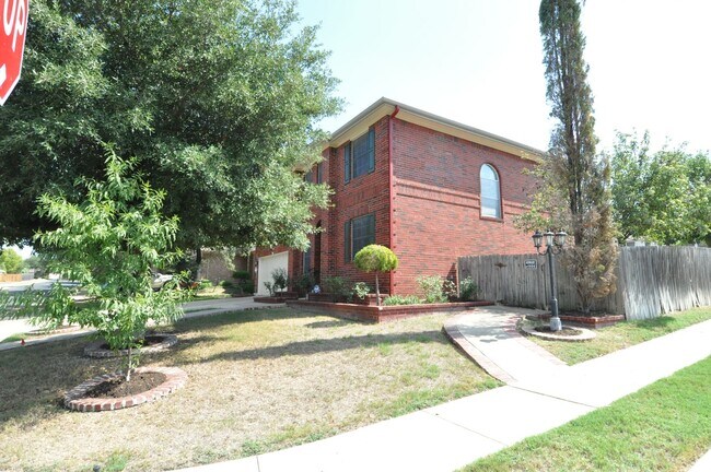 Foto del edificio - Spacious home for growing family with multiple dining and living areas! HUGE backyard!