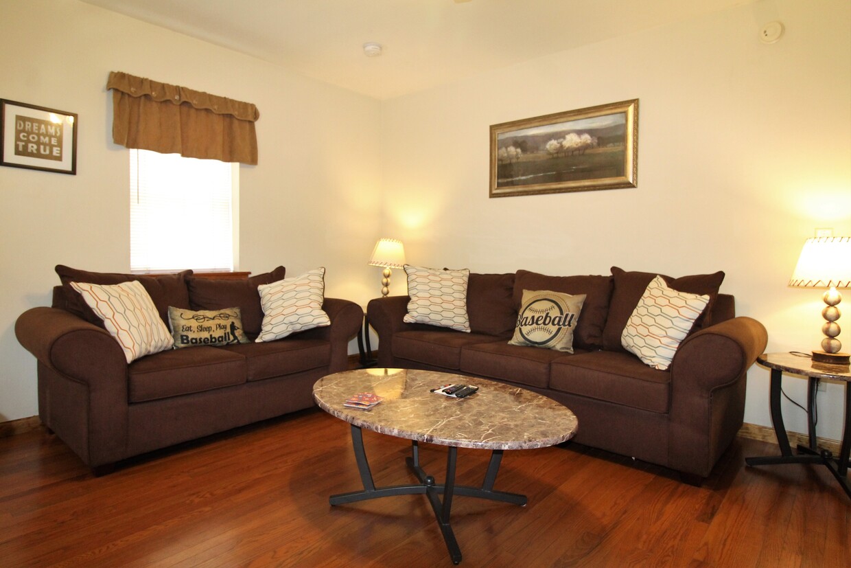 Students! Spacious, furnished2 bedroom apartment - 115 River St