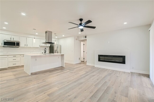 Foto del edificio - 4330 Sandy River Dr