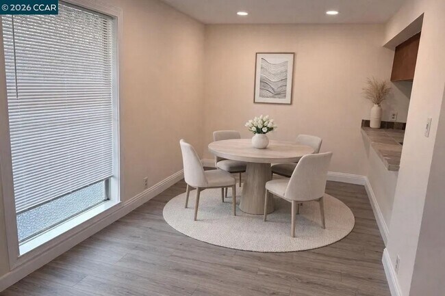 Foto del edificio - Two Bedroom One Bathroom Condo