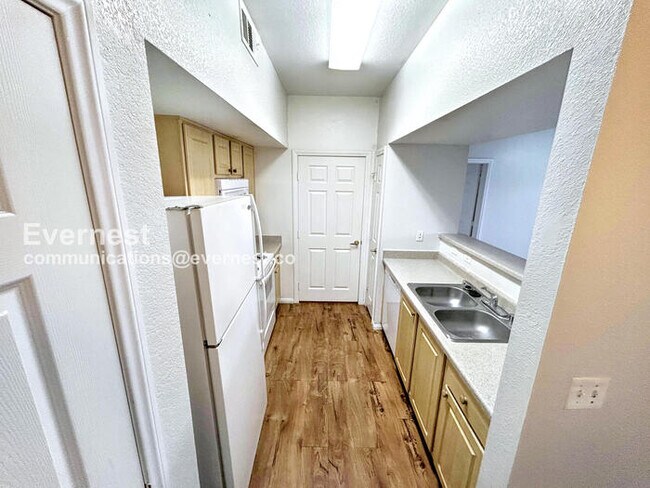 Foto del edificio - 6955 N Durango Dr