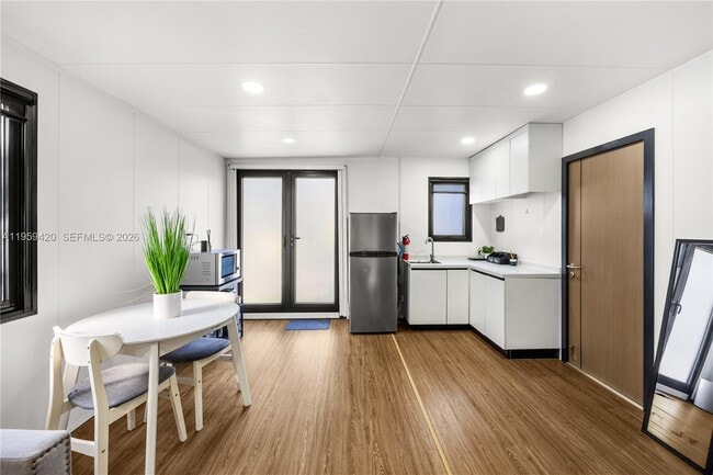 Building Photo - 5511 Woodland Ln