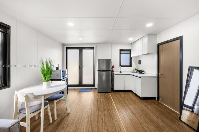 Foto del edificio - 5511 Woodland Ln