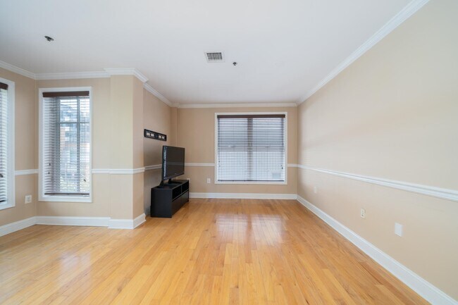 Building Photo - 1331 Grand St